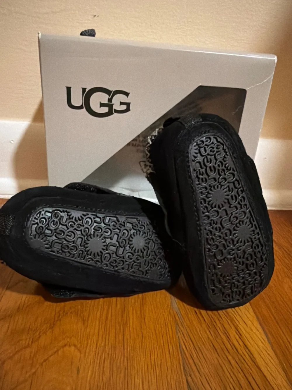 UGG black new
